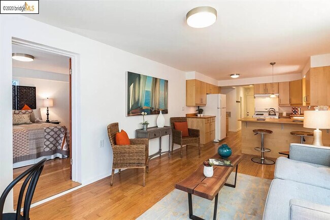 Living room - 3863 West St