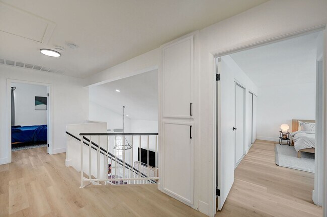 Building Photo - Furnished 4 bedroom home in the Lakes!