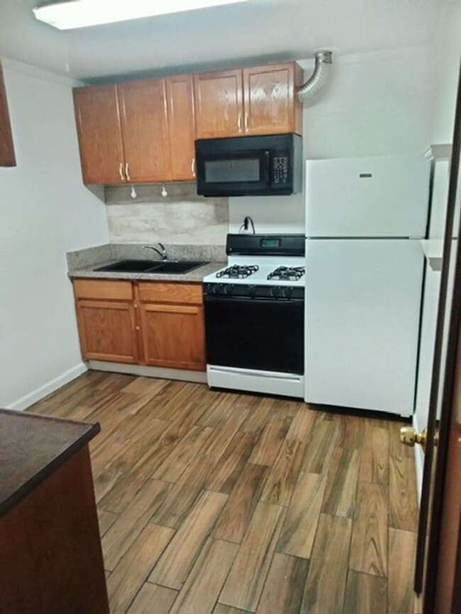 Building Photo - Charming 1 Bedroom/1 Bath Apartment