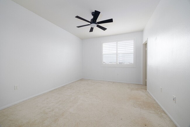 Building Photo - Perfectly located 4-bedroom townhouse in c...