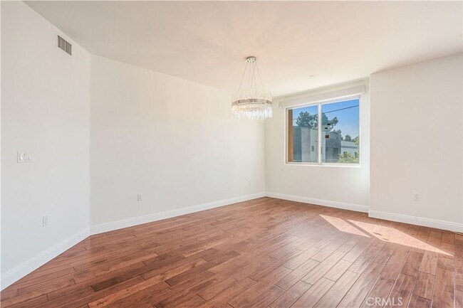 Building Photo - 1835 S Barrington Ave