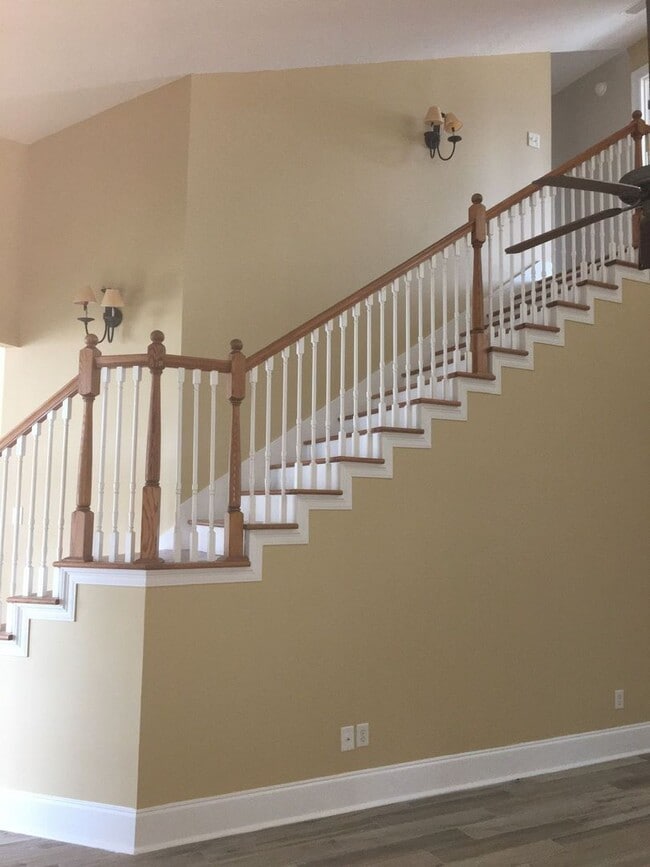 Building Photo - Beautiful, Custom-Built Home in Established & Coveted MOWAT HIGHLANDS!