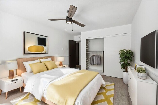 Building Photo - (55+) Newly Renovated 2br Condo in the Hea...