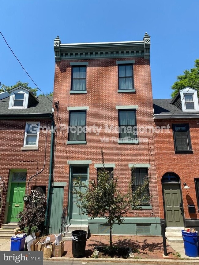 Building Photo - 866 N Lawrence St
