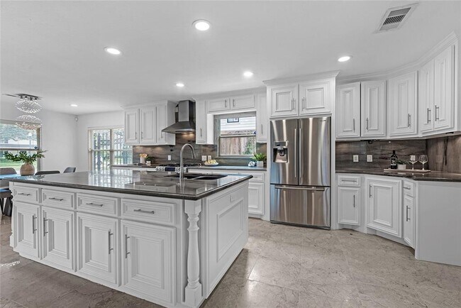 Building Photo - 2414 Avalon Pl