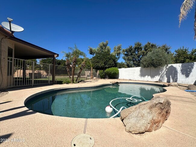 Building Photo - 1300 W Boston St