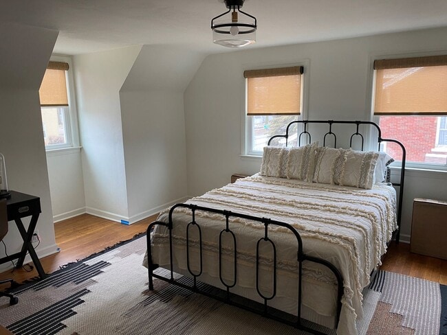 Building Photo - Renovated 3-bed, 2-bath home close to scho...