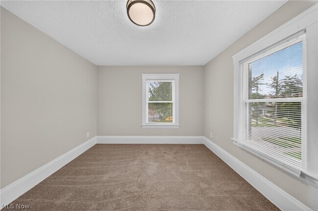 Building Photo - 10524 Lee Ave