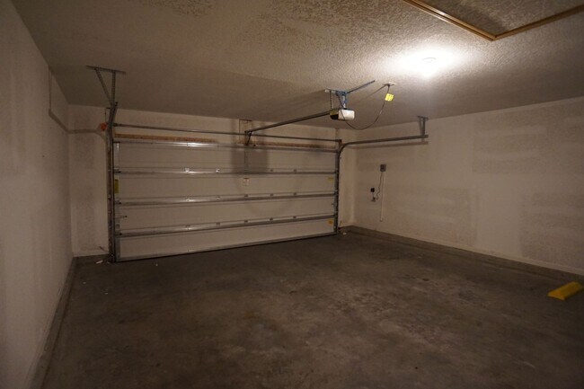 Building Photo - 4/2 Big Family Home In Adams Lake Availabl...