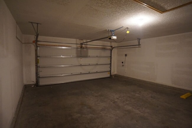 Building Photo - 4/2 Large Family Home In Adams Lake Available Soon!