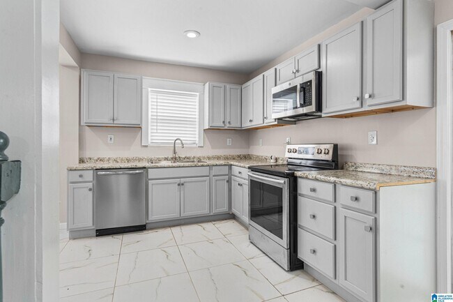 Building Photo - 528 10th Ct W