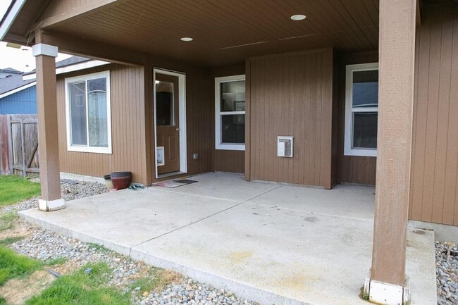 Building Photo - 3 Bed Home with Attached Garage