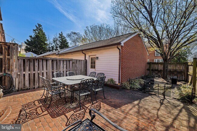 Building Photo - 211 W Hill St