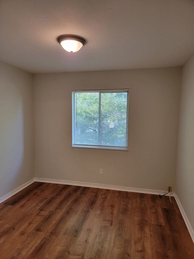 Building Photo - All Electric Second Floor Garden Condo for Rent in Wildwood