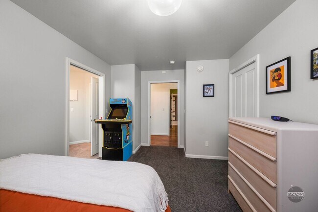 Building Photo - Charming Palmer Home!