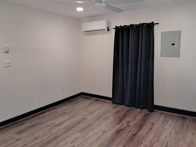 Building Photo - 42 Bowery St