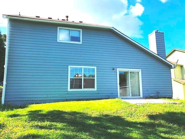 Building Photo - 3 Bedroom Home Available !