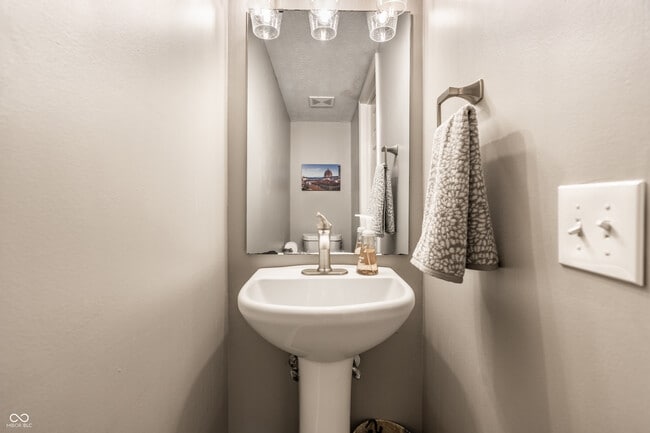 Building Photo - 9660 Overcrest Dr