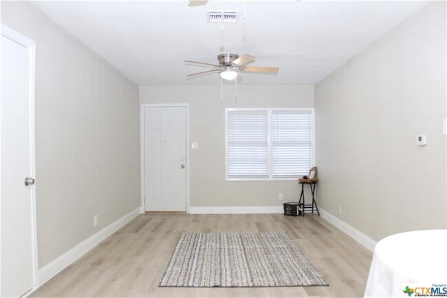 Building Photo - 1409 E Mistletoe Ave