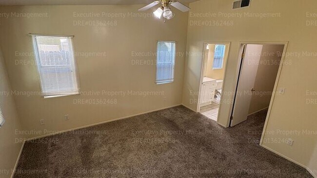Building Photo - 4 bedroom 2 bathroom split wing home in North Bakersfield