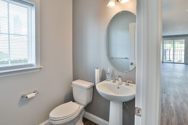 Building Photo - Beautiful Townhome in Arcona Community