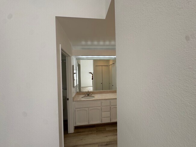 Building Photo - 1523 Woodpine Dr