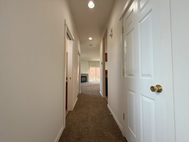 Building Photo - FANTASTIC 3 BEDROOM AND 2.5 BATHROOM TOWNHOUSE IN REDMOND!