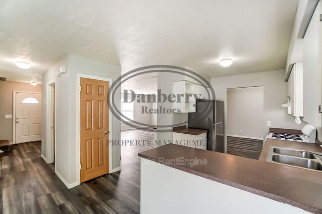 Building Photo - 1103 Searles Rd