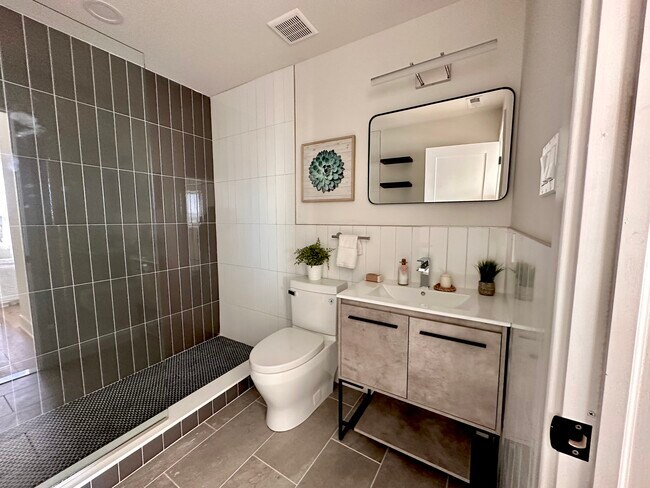 Building Photo - 2430 E Tioga St