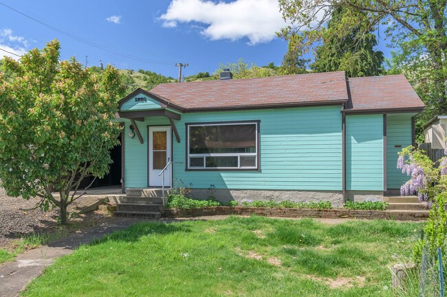 Primary Photo - Home for Rent in Roseburg
