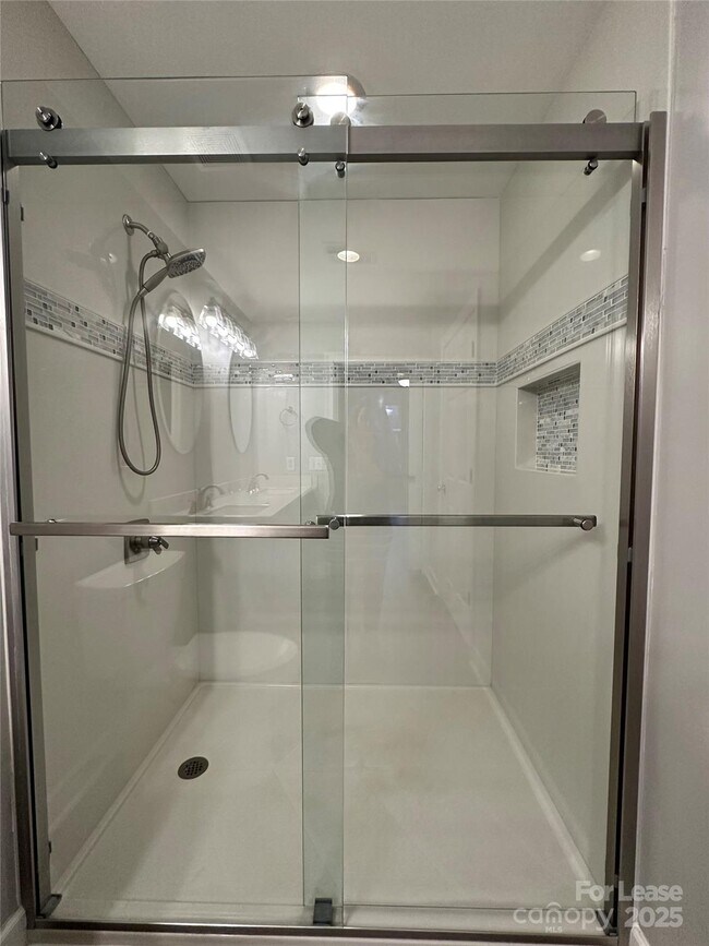 Building Photo - 718 W Trade St