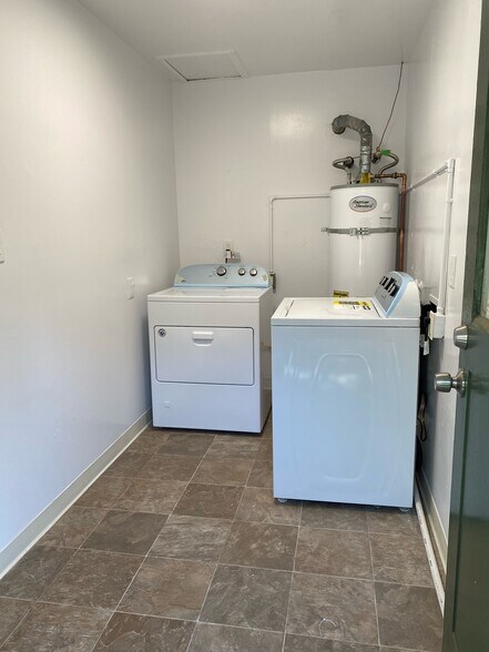 Building Photo - 647 Victor Way