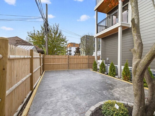 Building Photo - 551 E 7th St