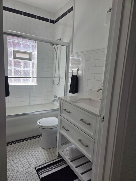 Building Photo - 328 E 6th St