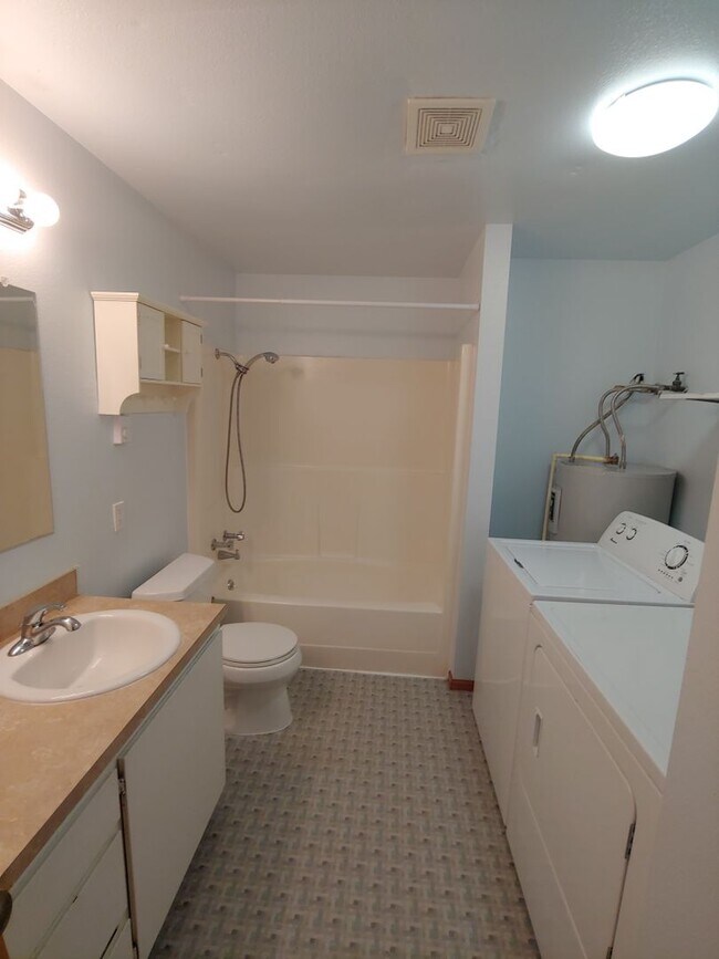 Building Photo - 2 Bed 1 Bath Duplex in Happy Valley!