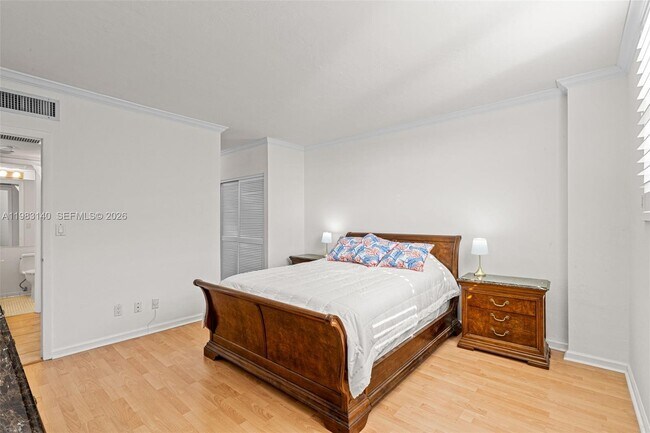 Building Photo - 90 Edgewater Dr