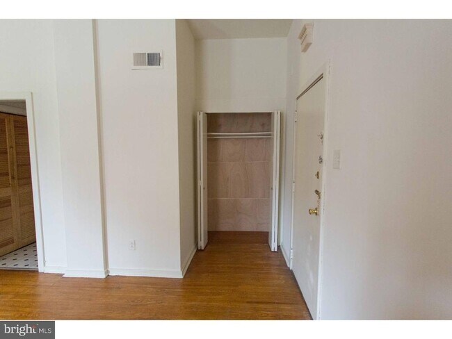 Building Photo - 407 S 11th St