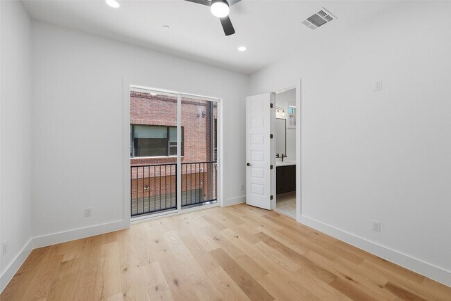 Building Photo - 404 Vista Buena Trl