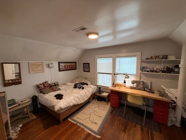 Building Photo - Beautiful home in York Neighborhood!