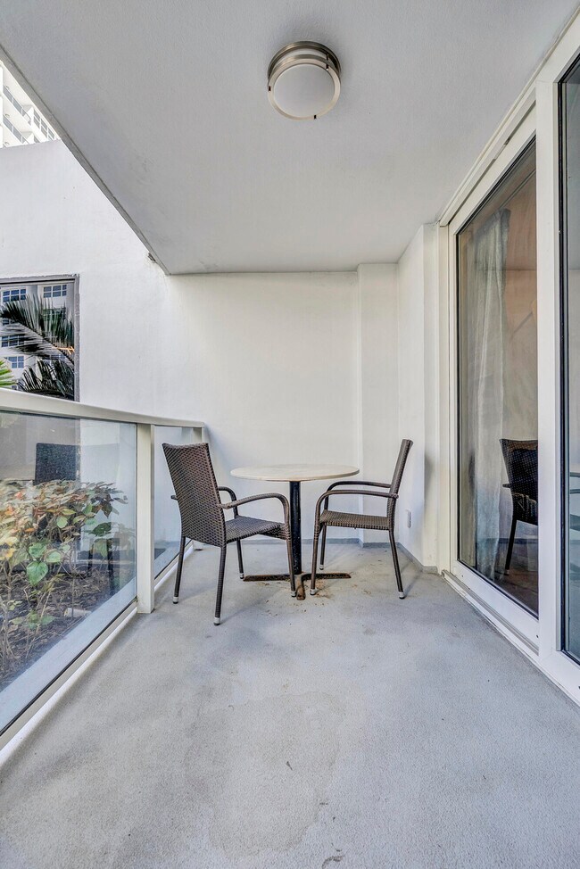 Building Photo - 1904 S Ocean Dr