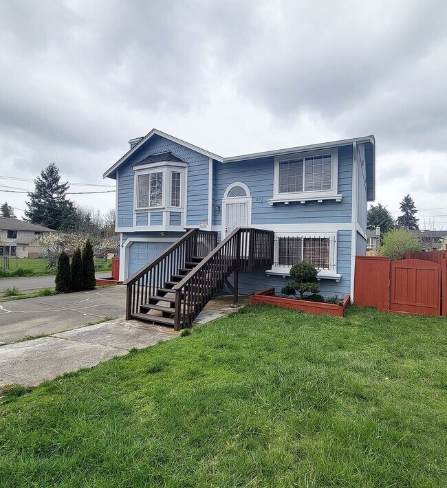 Building Photo - Spacious 4 Bedroom Home in S.Tacoma, Available Now!
