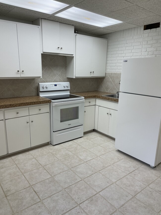 Building Photo - 115 E Broadway St