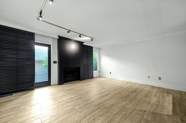 Building Photo - 3 Bedroom Luxury Condo