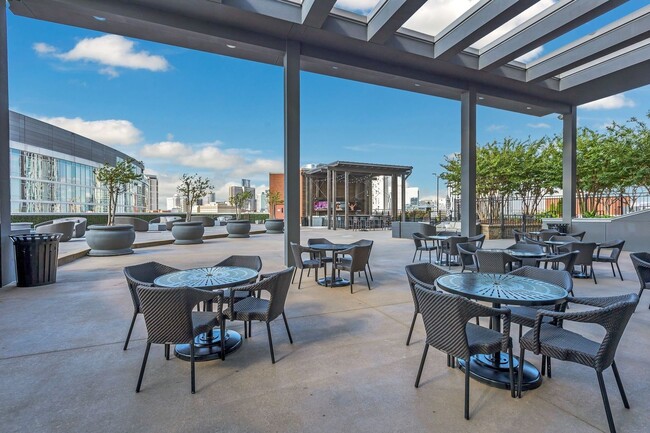 Building Photo - Awesome 1BE/1BA Condo in the Gulch w/2-res...