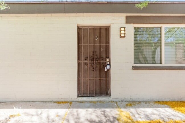 Building Photo - Single Level Spacious 2Bdm 1Ba Apartment i...