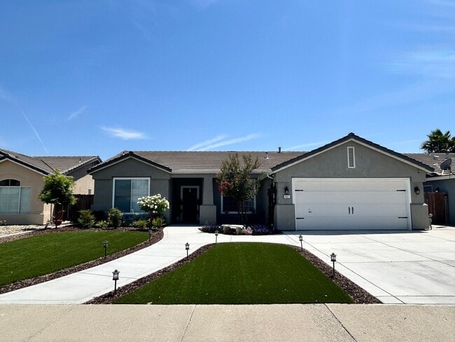 Primary Photo - Charming 3 bedroom 2 bathroom home located...