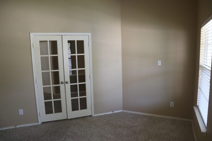 Building Photo - 1000 Warbler Ln