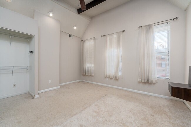 Building Photo - 1202 S Clinton St