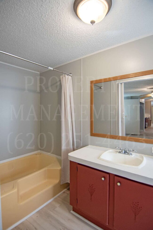 Building Photo - 2-Bedroom with 2 Full Baths in Coffeyville!