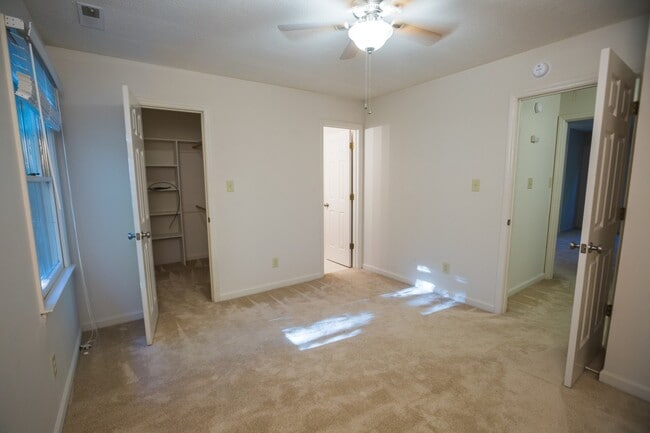Building Photo - Available early July! Adorable 2 bed, 2.5 ...